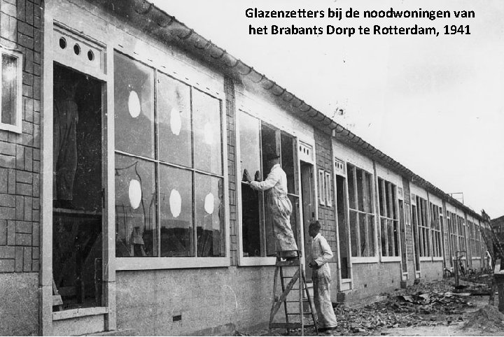 Glazenzetters bij de noodwoningen van het Brabants Dorp te Rotterdam, 1941 