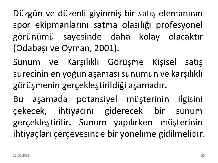 Düzgün ve düzenli giyinmiş bir satış elemanının spor ekipmanlarını satma olasılığı profesyonel görünümü sayesinde