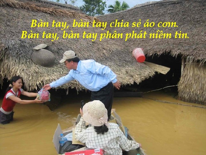 Bàn tay, bàn tay chia sẻ áo cơm. Bàn tay, bàn tay phân phát