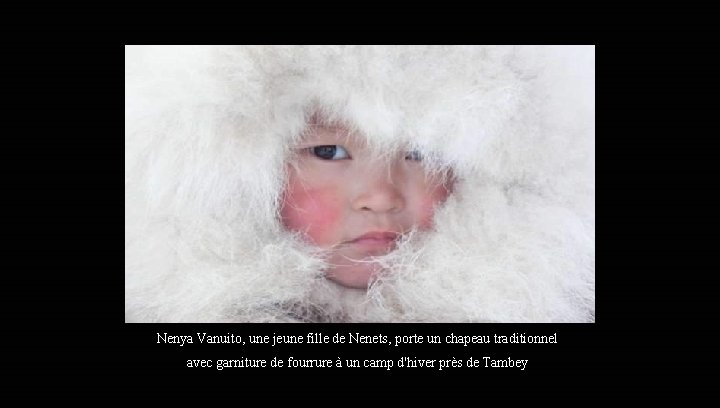 Nenya Vanuito, une jeune fille de Nenets, porte un chapeau traditionnel avec garniture de