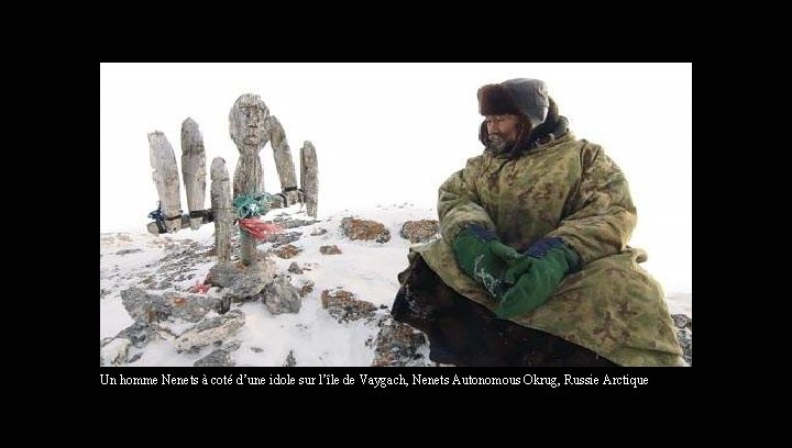 Un homme Nenets à coté d’une idole sur l’île de Vaygach, Nenets Autonomous Okrug,