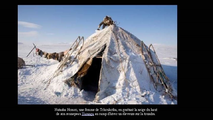 Natasha Nomro, une femme de Tchoukotka, en grattant la neige du haut de son