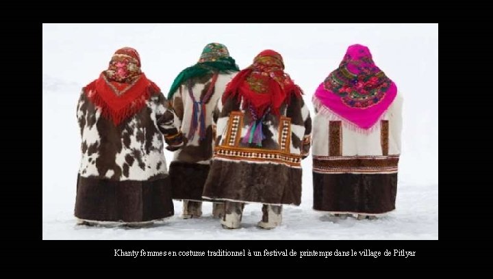 Khanty femmes en costume traditionnel à un festival de printemps dans le village de