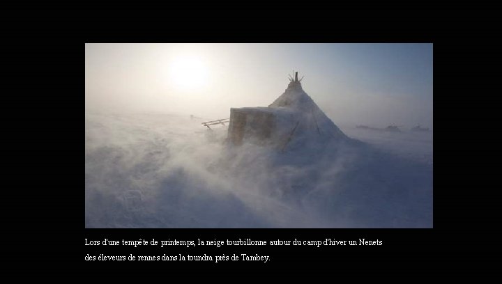 Lors d'une tempête de printemps, la neige tourbillonne autour du camp d'hiver un Nenets