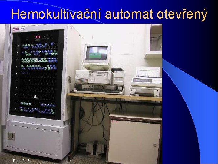 Hemokultivační automat otevřený Foto: O. Z. 