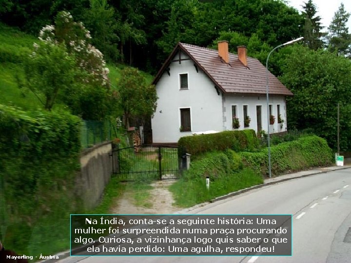 Na Índia, conta-se a seguinte história: Uma mulher foi surpreendida numa praça procurando algo.
