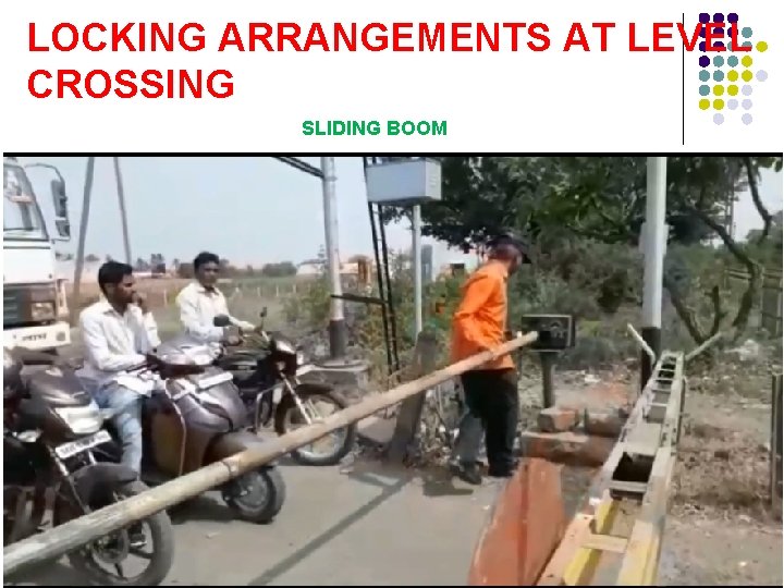 LOCKING ARRANGEMENTS AT LEVEL CROSSING SLIDING BOOM 