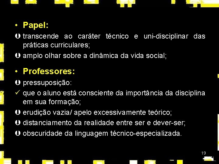  • Papel: Þ transcende ao caráter técnico e uni-disciplinar das práticas curriculares; Þ