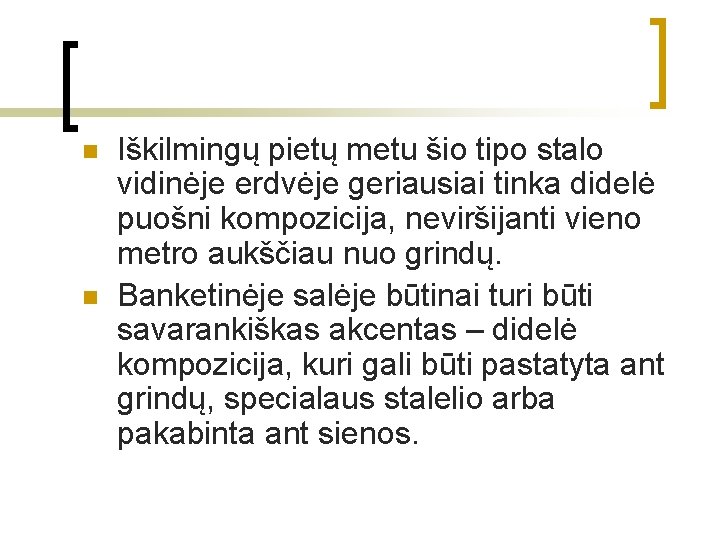 n n Iškilmingų pietų metu šio tipo stalo vidinėje erdvėje geriausiai tinka didelė puošni