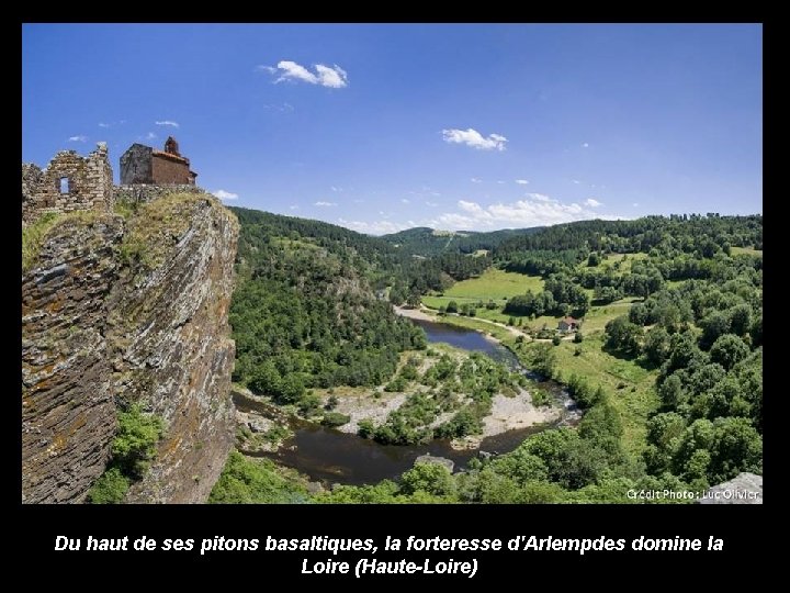Du haut de ses pitons basaltiques, la forteresse d'Arlempdes domine la Loire (Haute-Loire) 