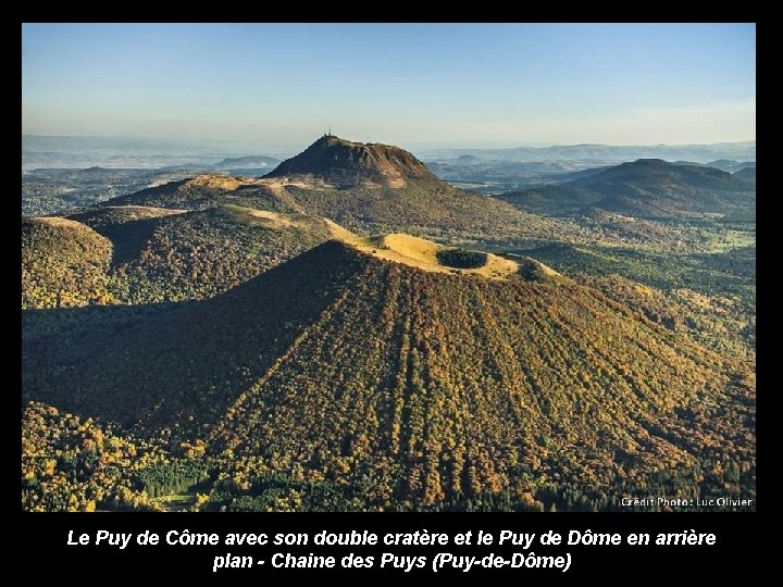 Le Puy de Côme avec son double cratère et le Puy de Dôme en
