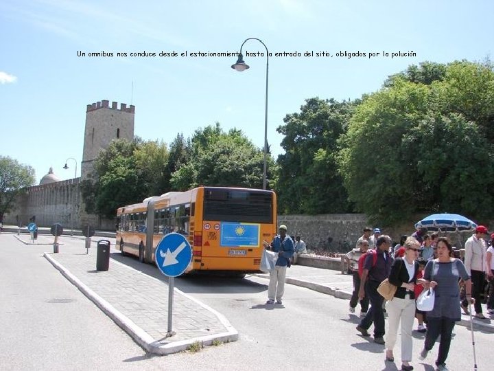 Un omnibus nos conduce desde el estacionamiento hasta la entrada del sitio, obligados por