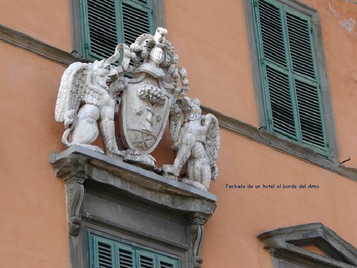 Fachada de un hotel al borde del Arno 