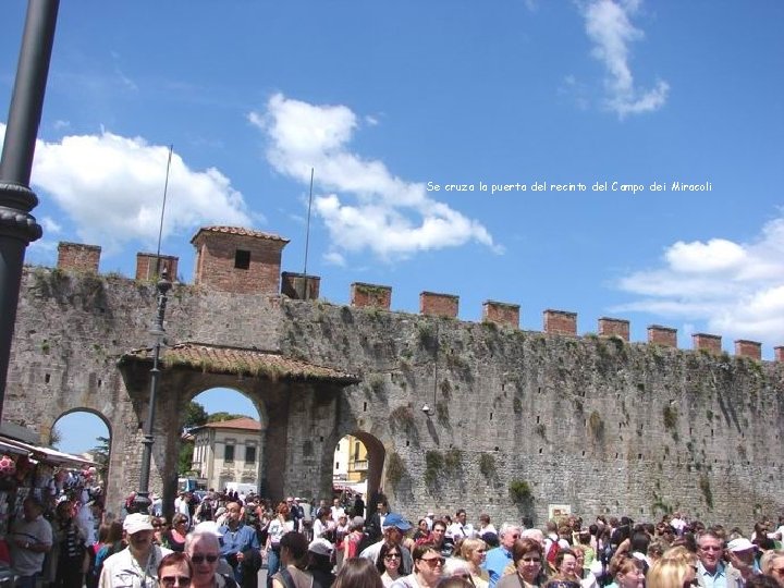 Se cruza la puerta del recinto del Campo dei Miracoli 