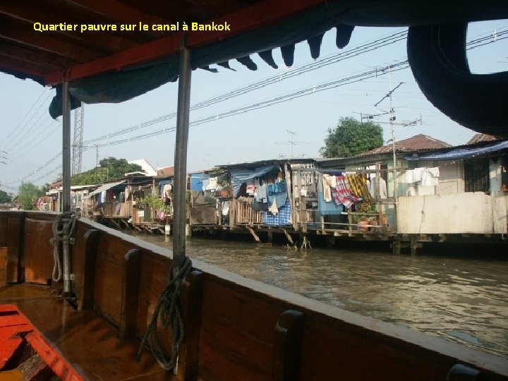 Quartier pauvre sur le canal à Bankok 