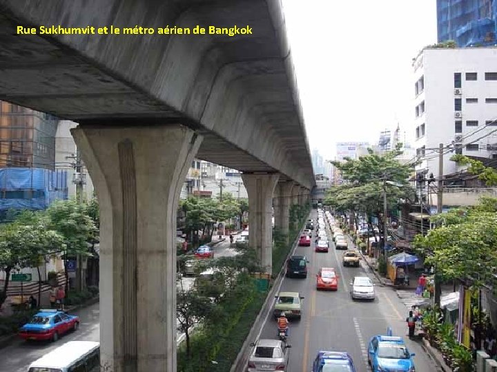 Rue Sukhumvit et le métro aérien de Bangkok 