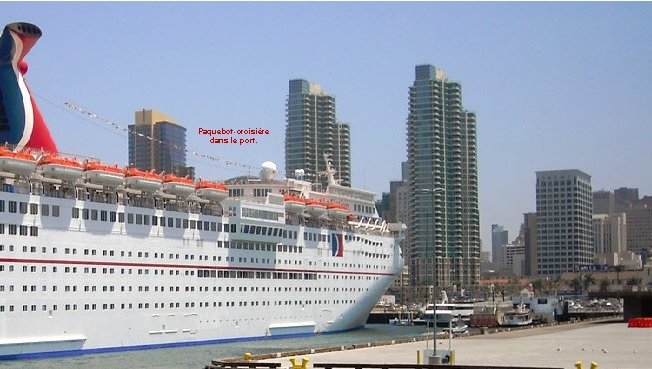 Paquebot-croisière dans le port. 