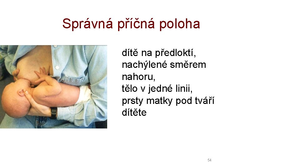 Správná příčná poloha dítě na předloktí, nachýlené směrem nahoru, tělo v jedné linii, prsty