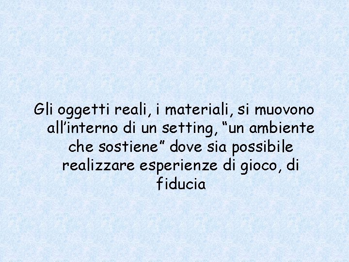 Gli oggetti reali, i materiali, si muovono all’interno di un setting, “un ambiente che
