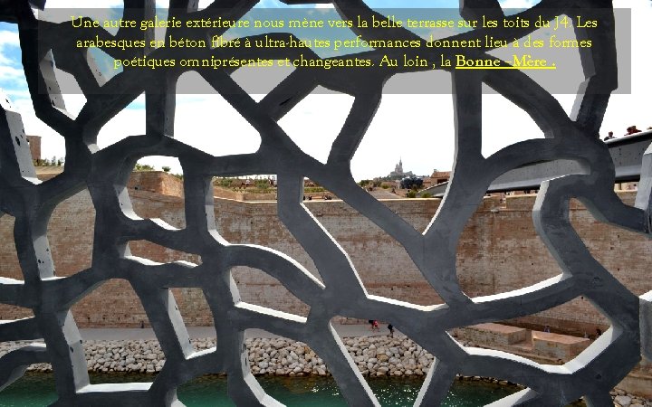 Une autre galerie extérieure nous mène vers la belle terrasse sur les toits du