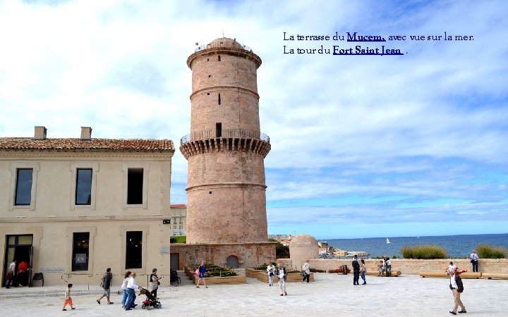 La terrasse du Mucem, avec vue sur la mer. La tour du Fort Saint
