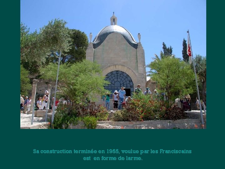 Sa construction terminée en 1955, voulue par les Franciscains est en forme de larme.