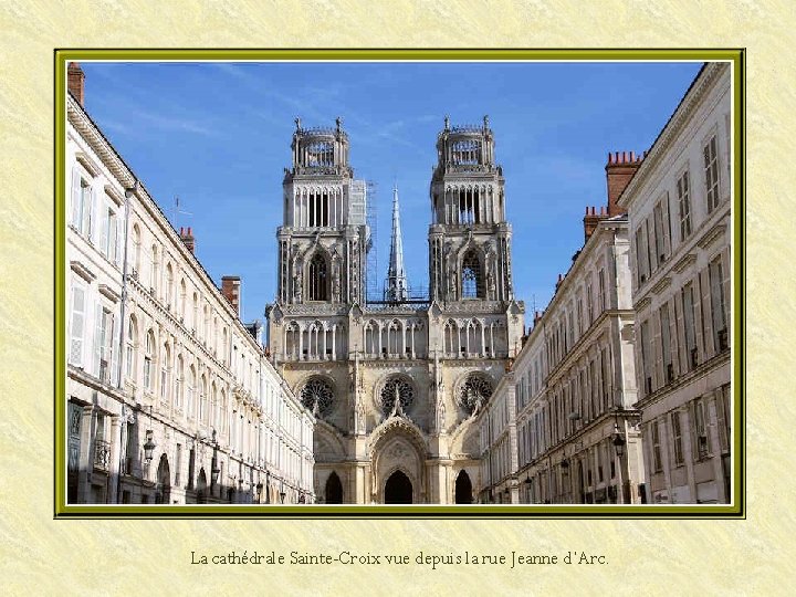 La cathédrale Sainte-Croix vue depuis la rue Jeanne d’Arc. 