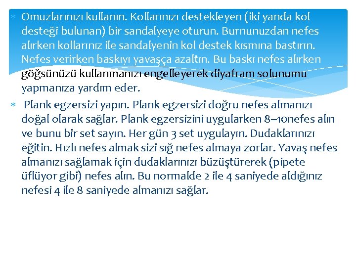  Omuzlarınızı kullanın. Kollarınızı destekleyen (iki yanda kol desteği bulunan) bir sandalyeye oturun. Burnunuzdan