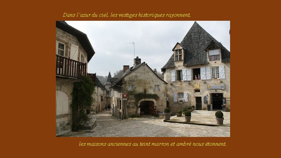 Dans l’azur du ciel, les vestiges historiques rayonnent, les maisons anciennes au teint marron