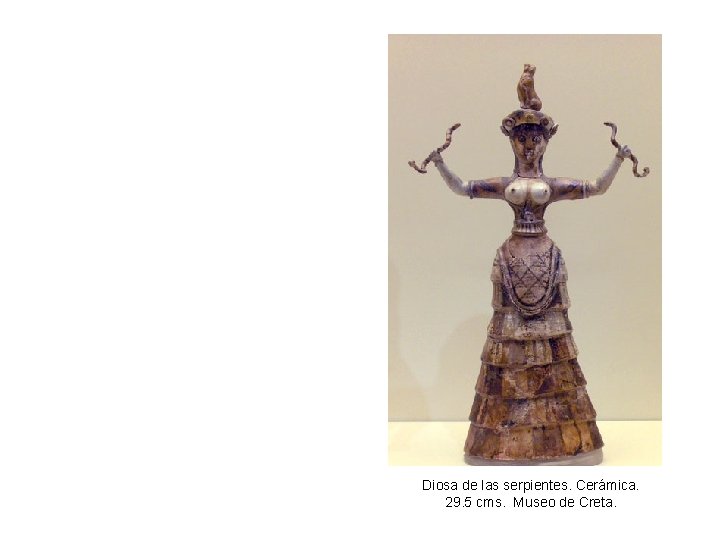 Diosa de las serpientes. Cerámica. 29. 5 cms. Museo de Creta. 