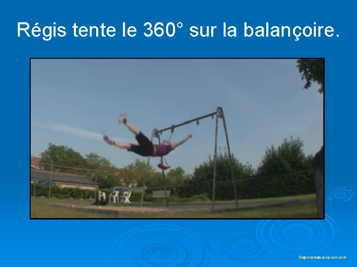 Régis tente le 360° sur la balançoire. Diaporama PPS réalisé pour http: //www. diaporamas-a-la-con.