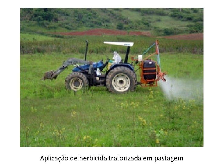 Aplicação de herbicida tratorizada em pastagem 