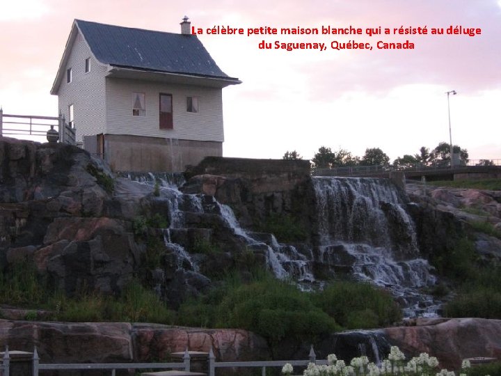 La célèbre petite maison blanche qui a résisté au déluge du Saguenay, Québec, Canada