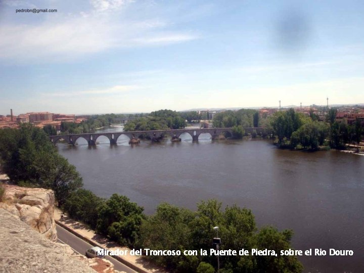 Mirador del Troncoso con la Puente de Piedra, sobre el Rio Douro 