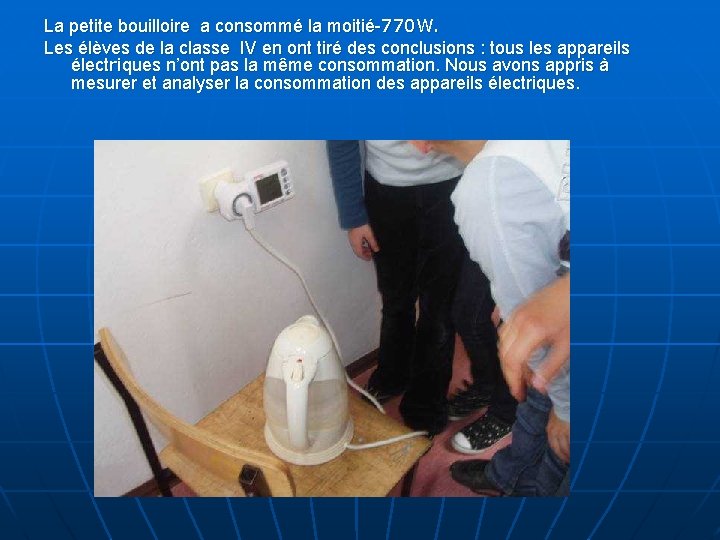 La petite bouilloire a consommé la moitié-770 W. Les élèves de la classe IV