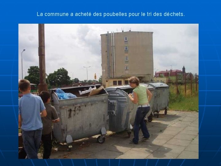 La commune a acheté des poubelles pour le tri des déchets. 