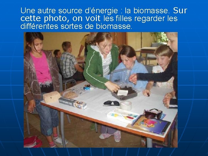 Une autre source d’énergie : la biomasse. Sur cette photo, on voit les filles