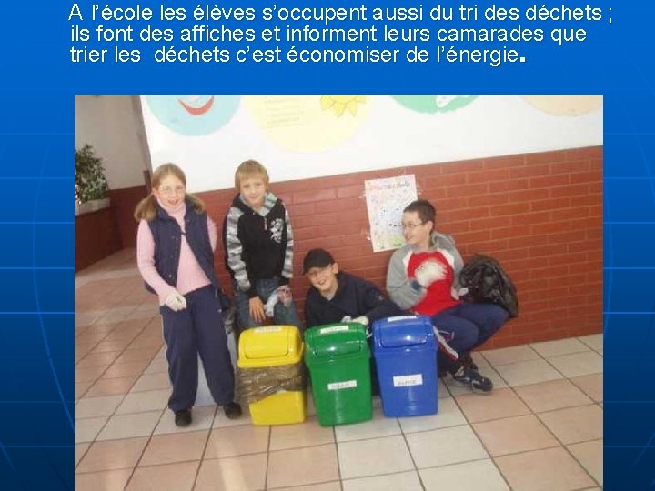 A l’école les élèves s’occupent aussi du tri des déchets ; ils font des