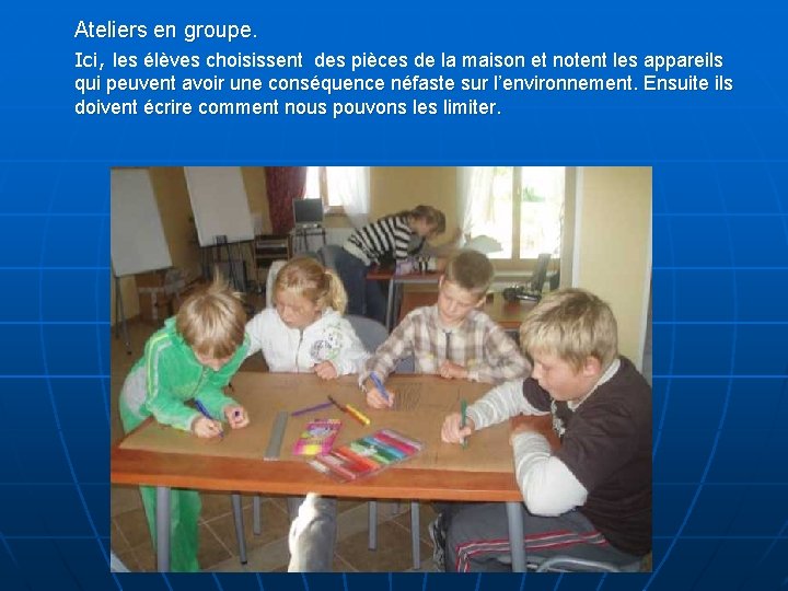 Ateliers en groupe. Ici, les élèves choisissent des pièces de la maison et notent