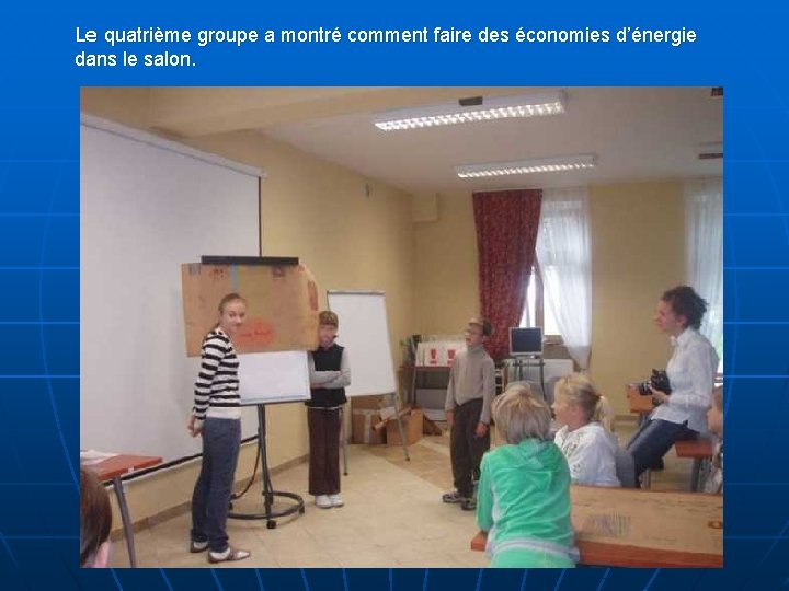 Le quatrième groupe a montré comment faire des économies d’énergie dans le salon. 