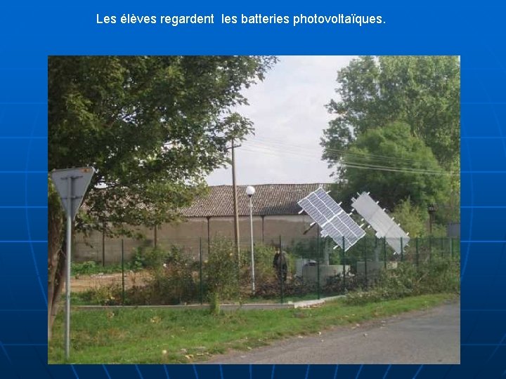Les élèves regardent les batteries photovoltaïques. 
