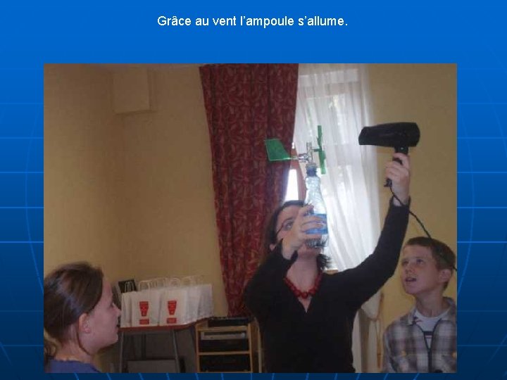 Grâce au vent l’ampoule s’allume. 