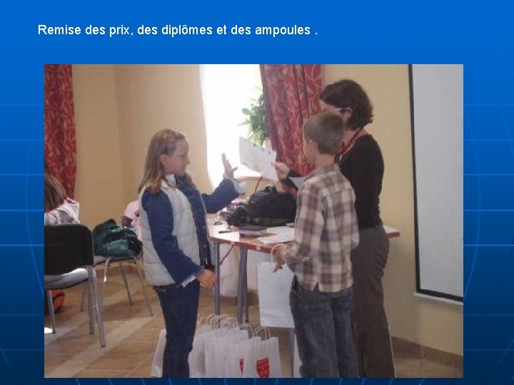 Remise des prix, des diplômes et des ampoules. 