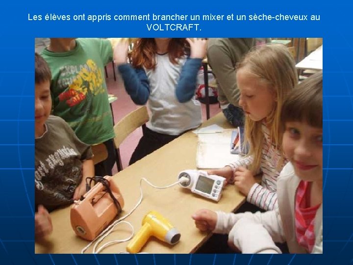 Les élèves ont appris comment brancher un mixer et un sèche-cheveux au VOLTCRAFT. 
