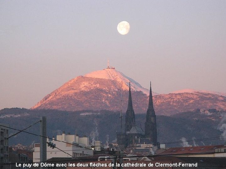 Le puy de Dôme avec les deux flèches de la cathédrale de Clermont-Ferrand 