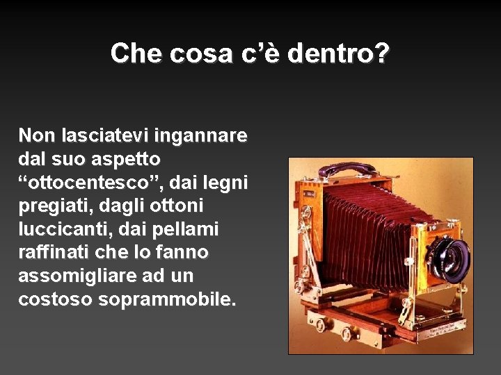 Che cosa c’è dentro? Non lasciatevi ingannare dal suo aspetto “ottocentesco”, dai legni pregiati,