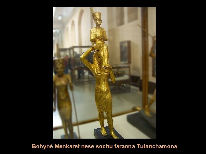 Bohyně Menkaret nese sochu faraona Tutanchamona 