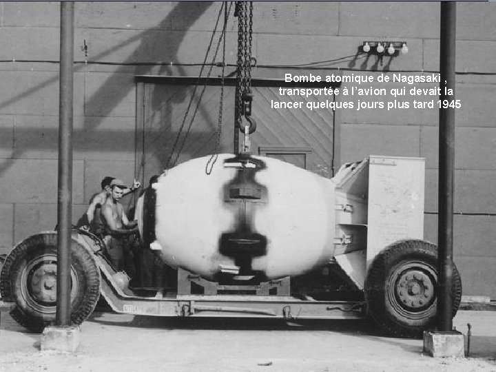 Bombe atomique de Nagasaki , transportée à l’avion qui devait la lancer quelques jours