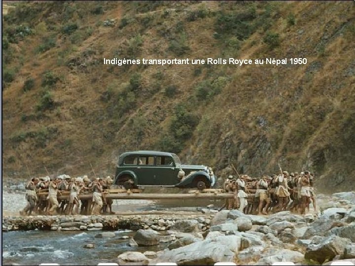 Indigènes transportant une Rolls Royce au Népal 1950 