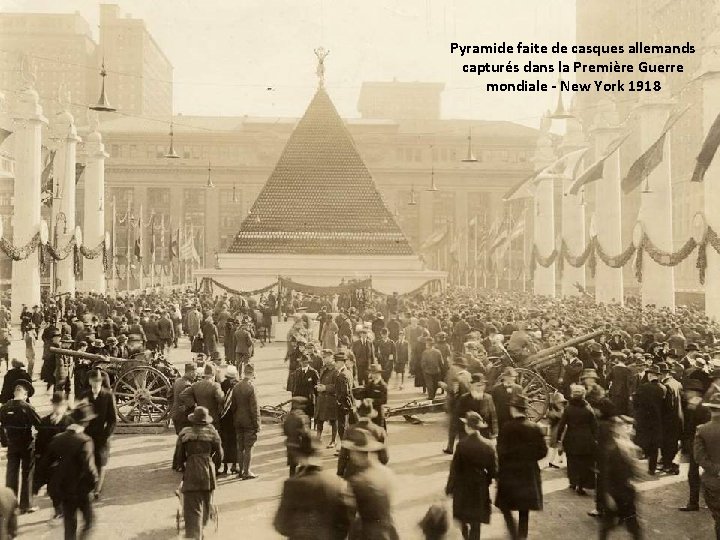 Pyramide faite de casques allemands capturés dans la Première Guerre mondiale - New York